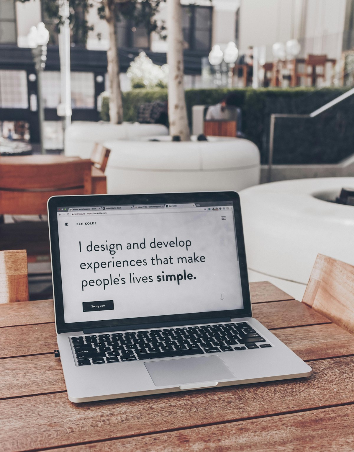 Curating an Aesthetic Minimalist Desk Setup for Deep Work