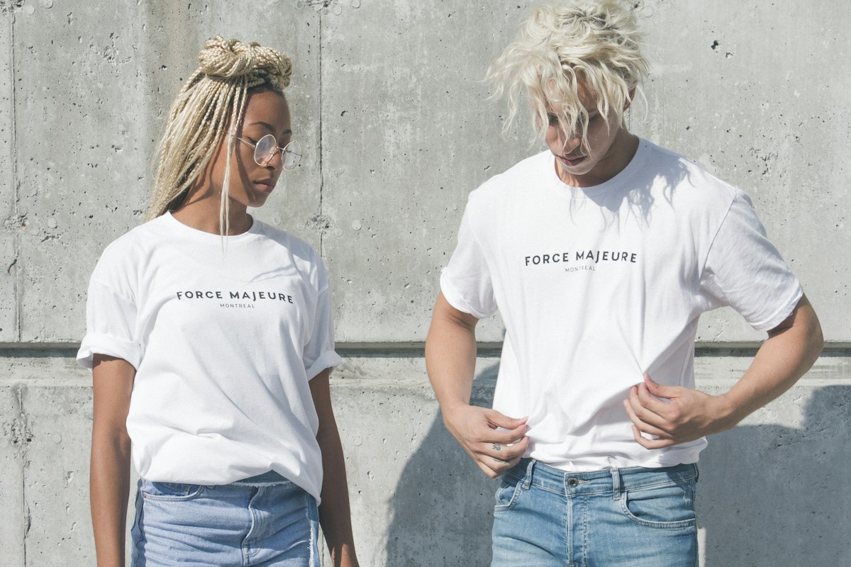 Einfarbiges Styling mit subtilen Texturen und klaren Linien
