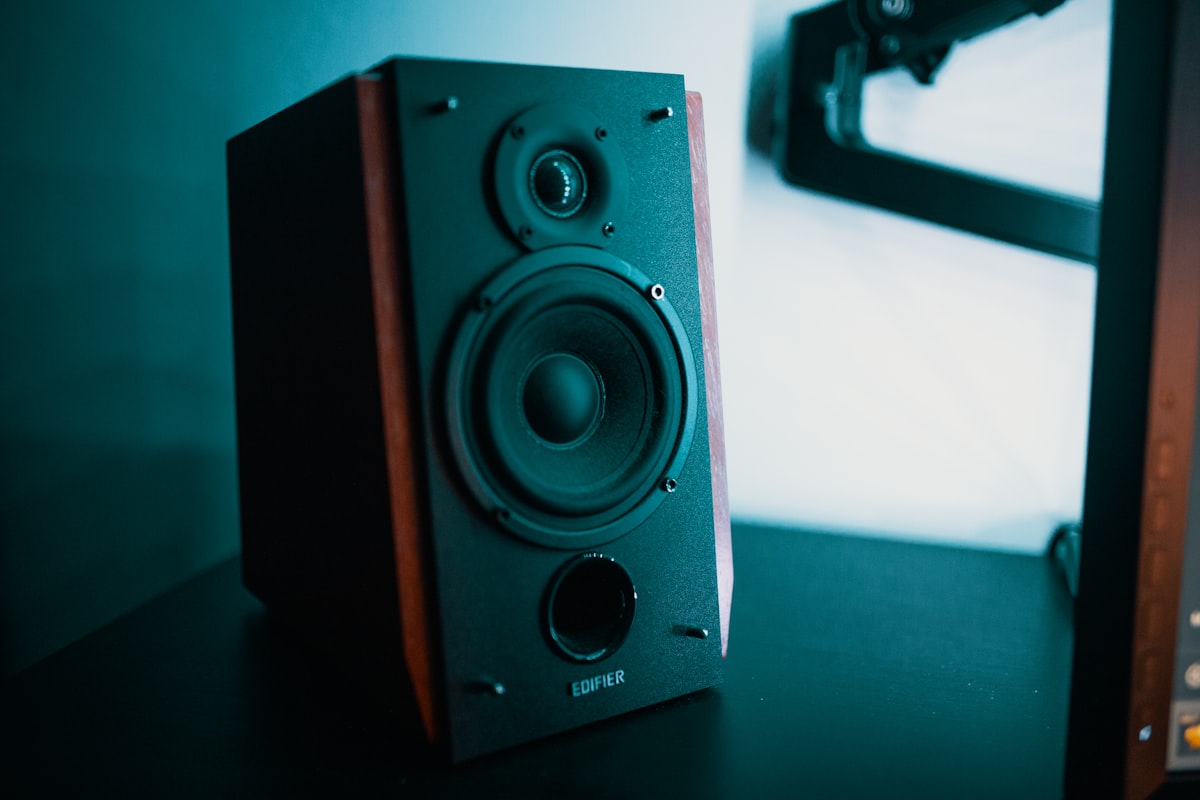 Intelligente Audio und Gestaltung von warmen Akustikräumen zu Hause